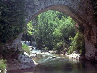 Cilento Calore-Brücke mit Wasserfall